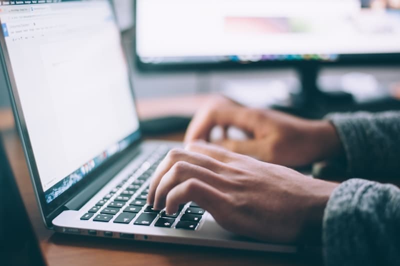 Laptop-Arbeit von zuhause